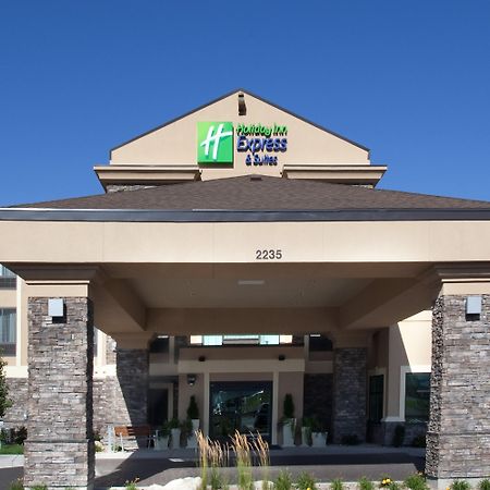Holiday Inn Express & Suites Logan By Ihg Exterior photo