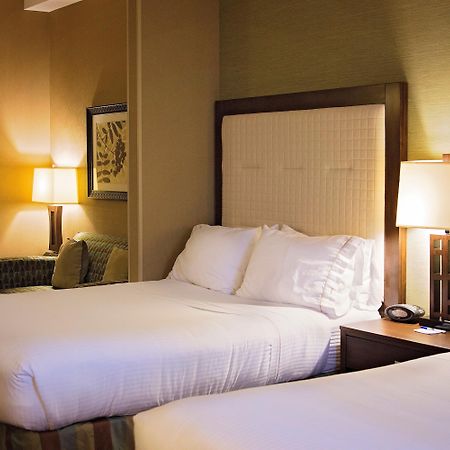 Holiday Inn Express & Suites Logan By Ihg Exterior photo