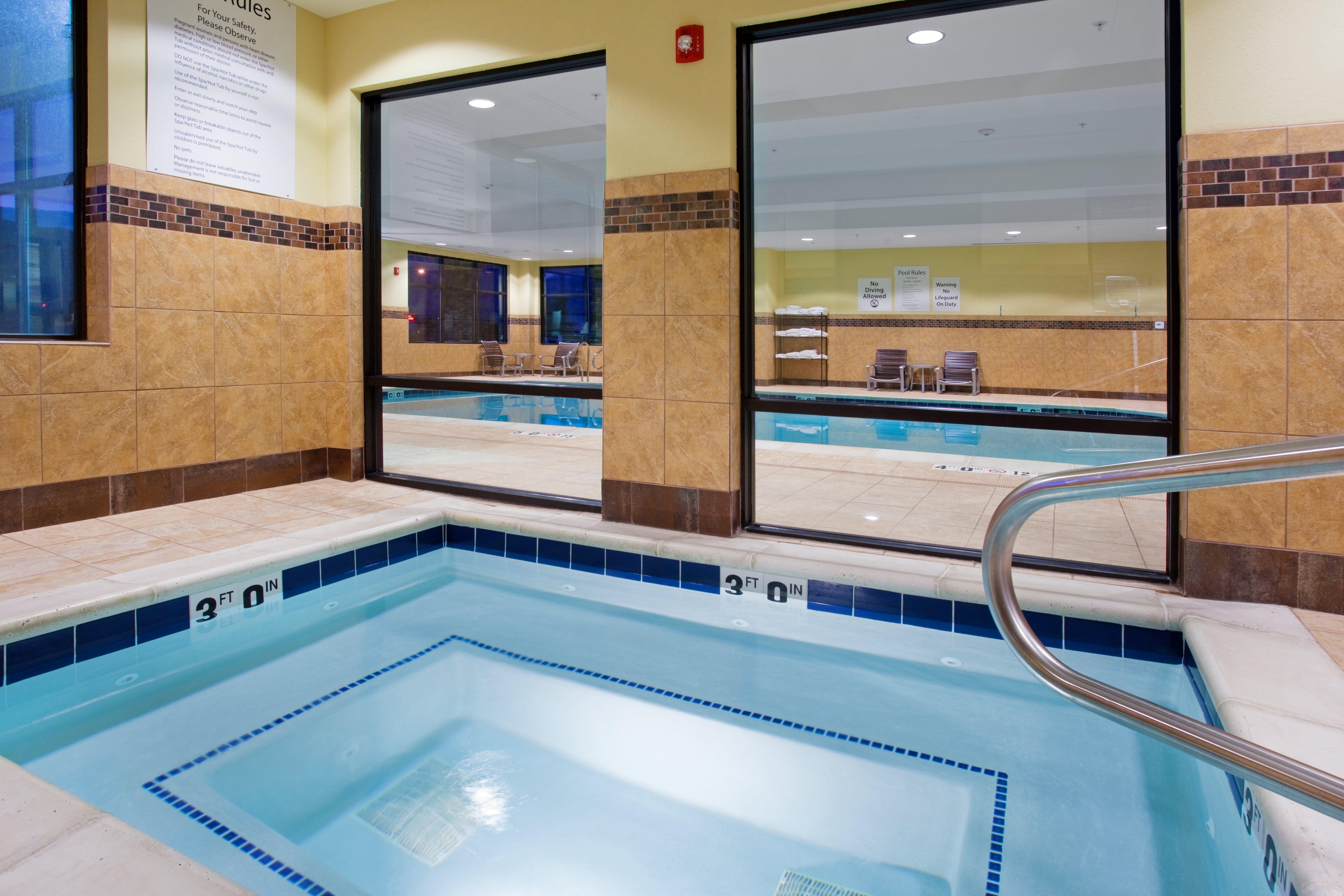 Holiday Inn Express & Suites Logan By Ihg Exterior photo