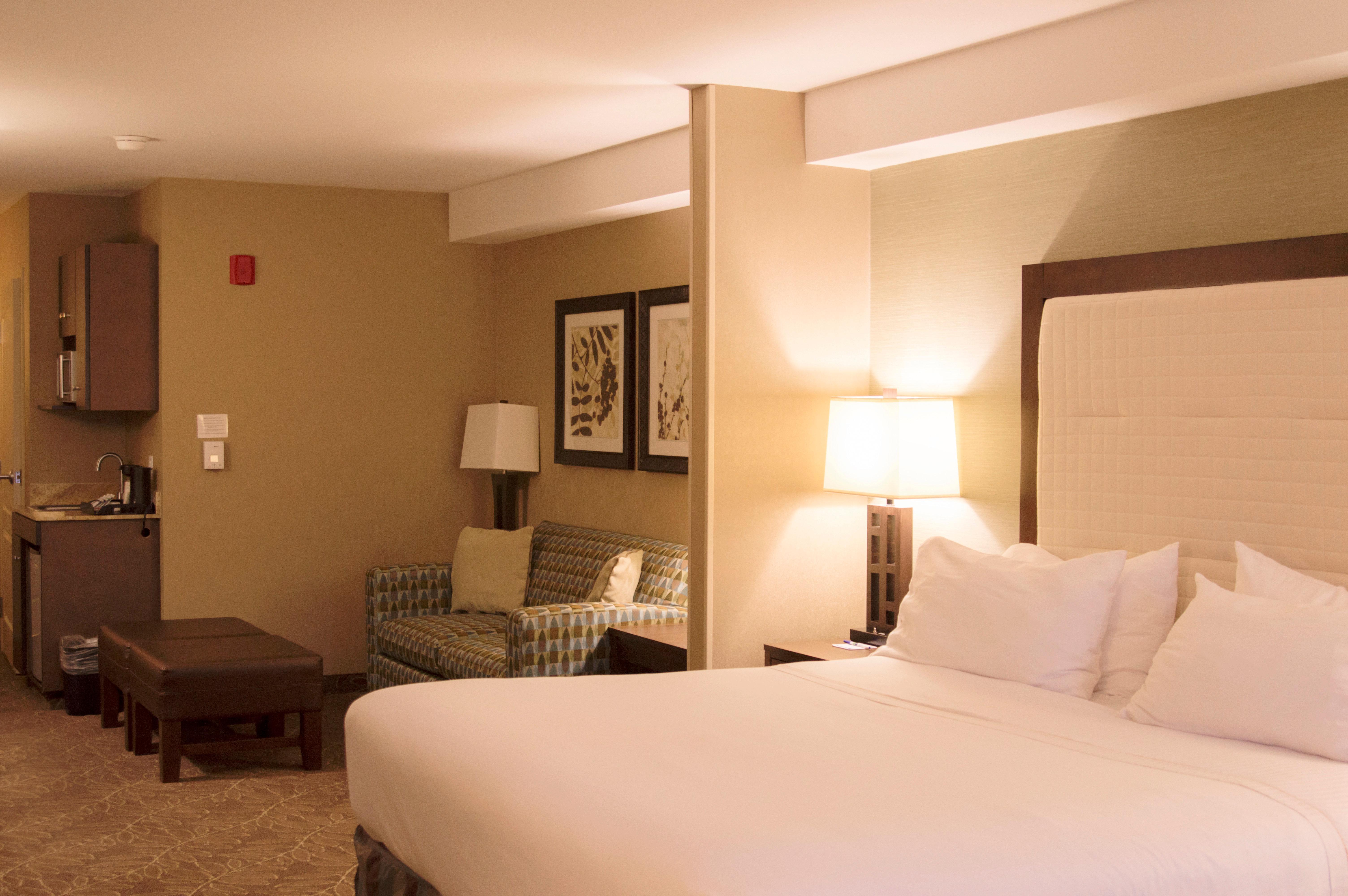 Holiday Inn Express & Suites Logan By Ihg Exterior photo