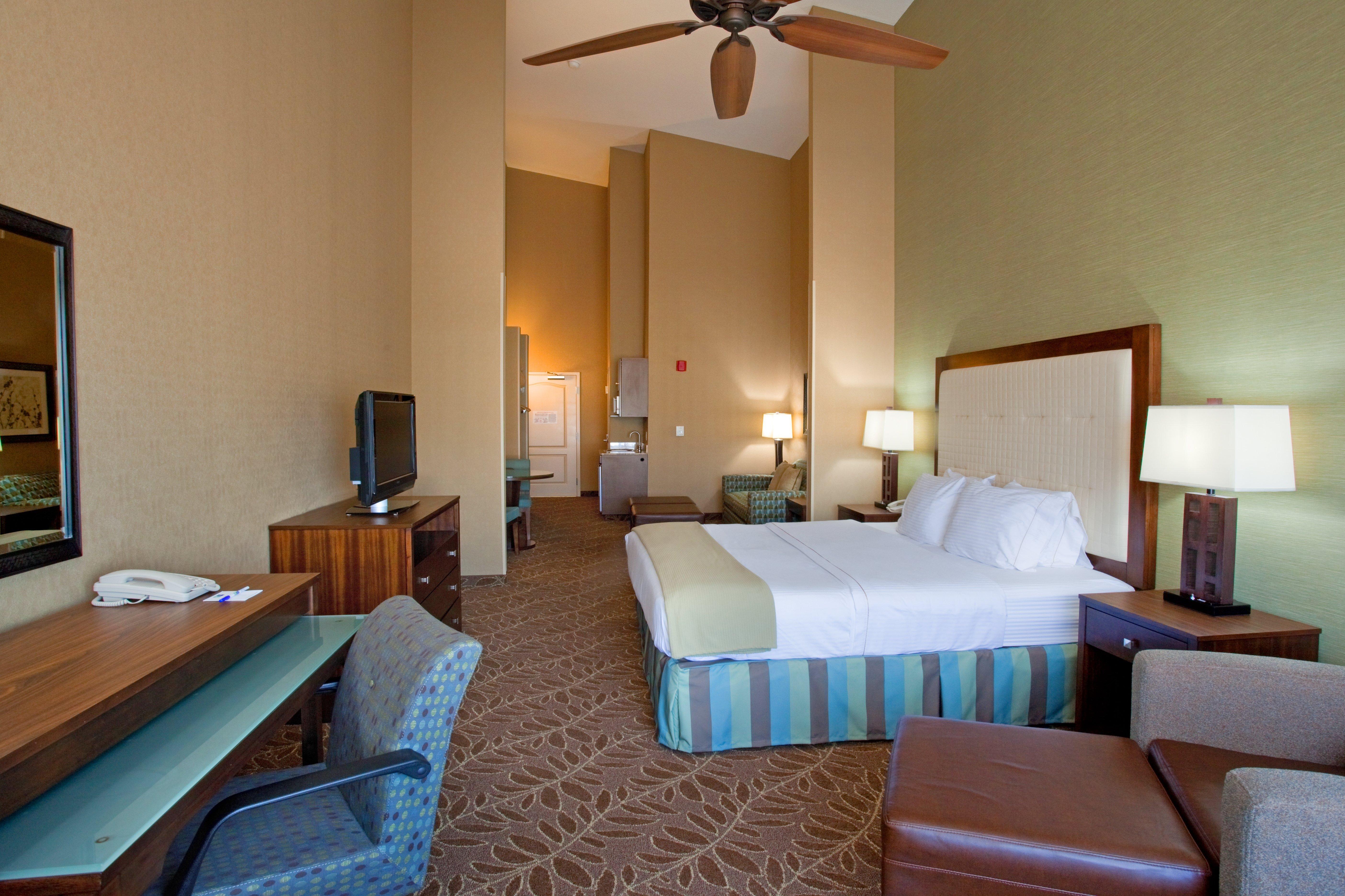 Holiday Inn Express & Suites Logan By Ihg Exterior photo