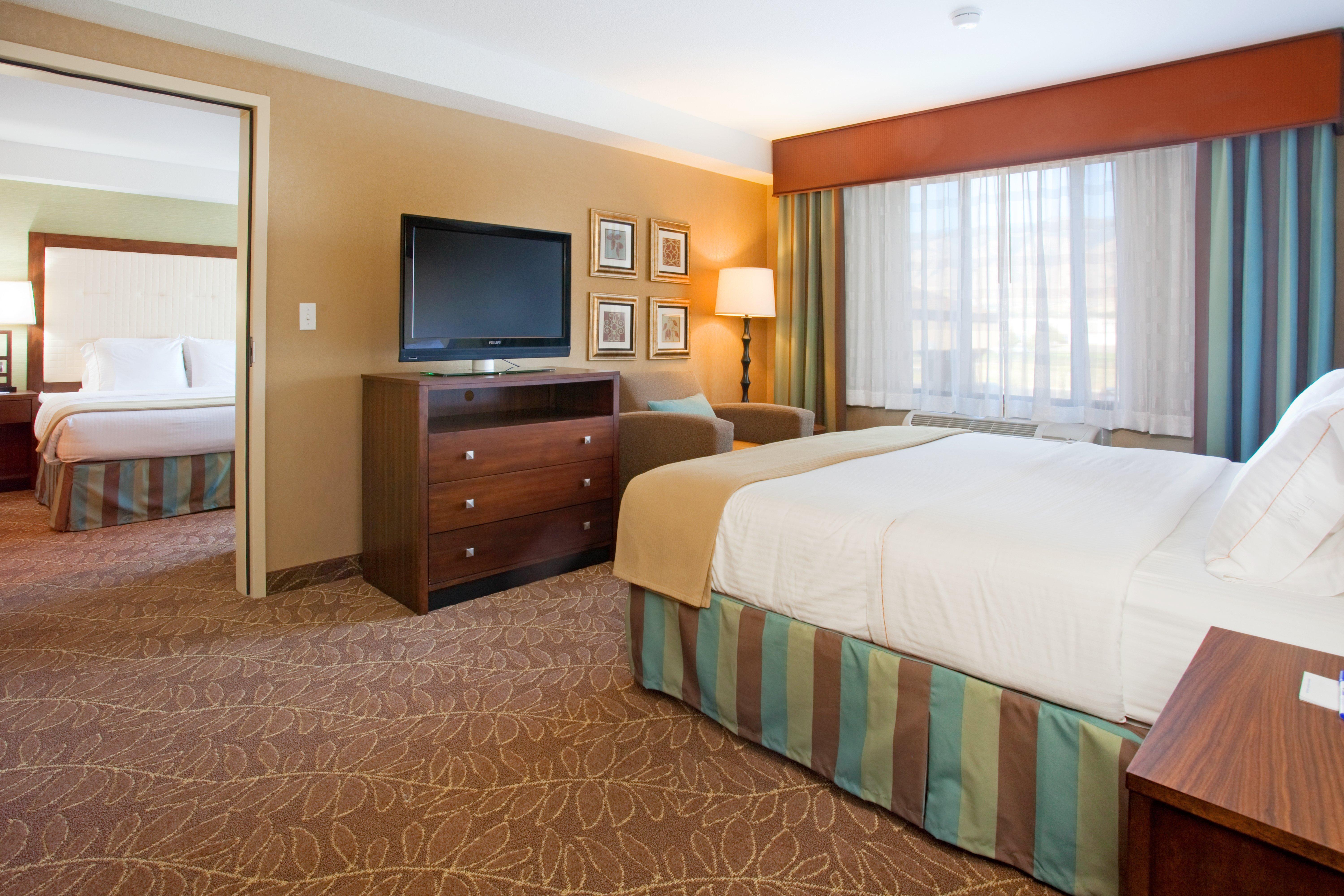Holiday Inn Express & Suites Logan By Ihg Exterior photo