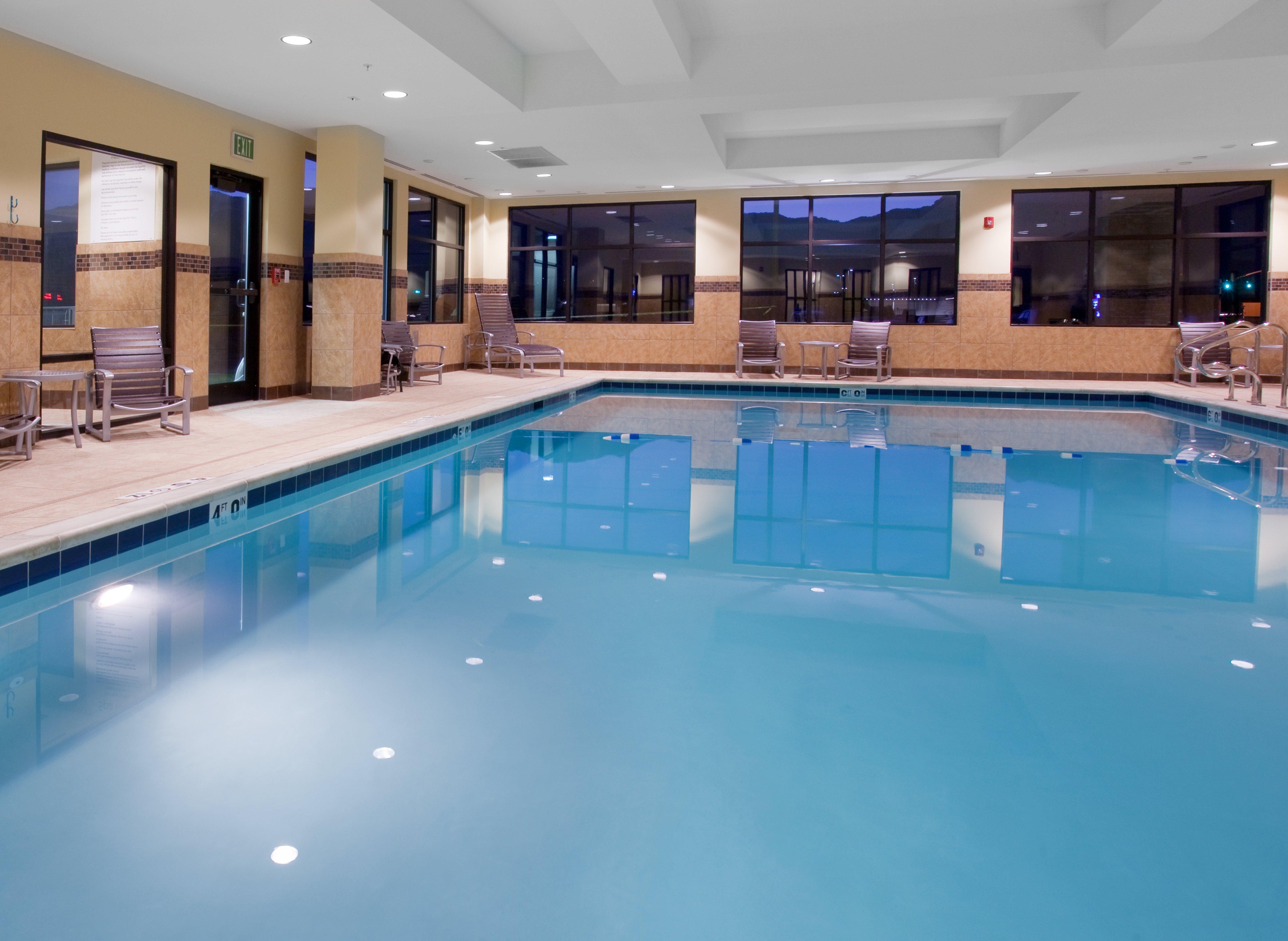 Holiday Inn Express & Suites Logan By Ihg Exterior photo