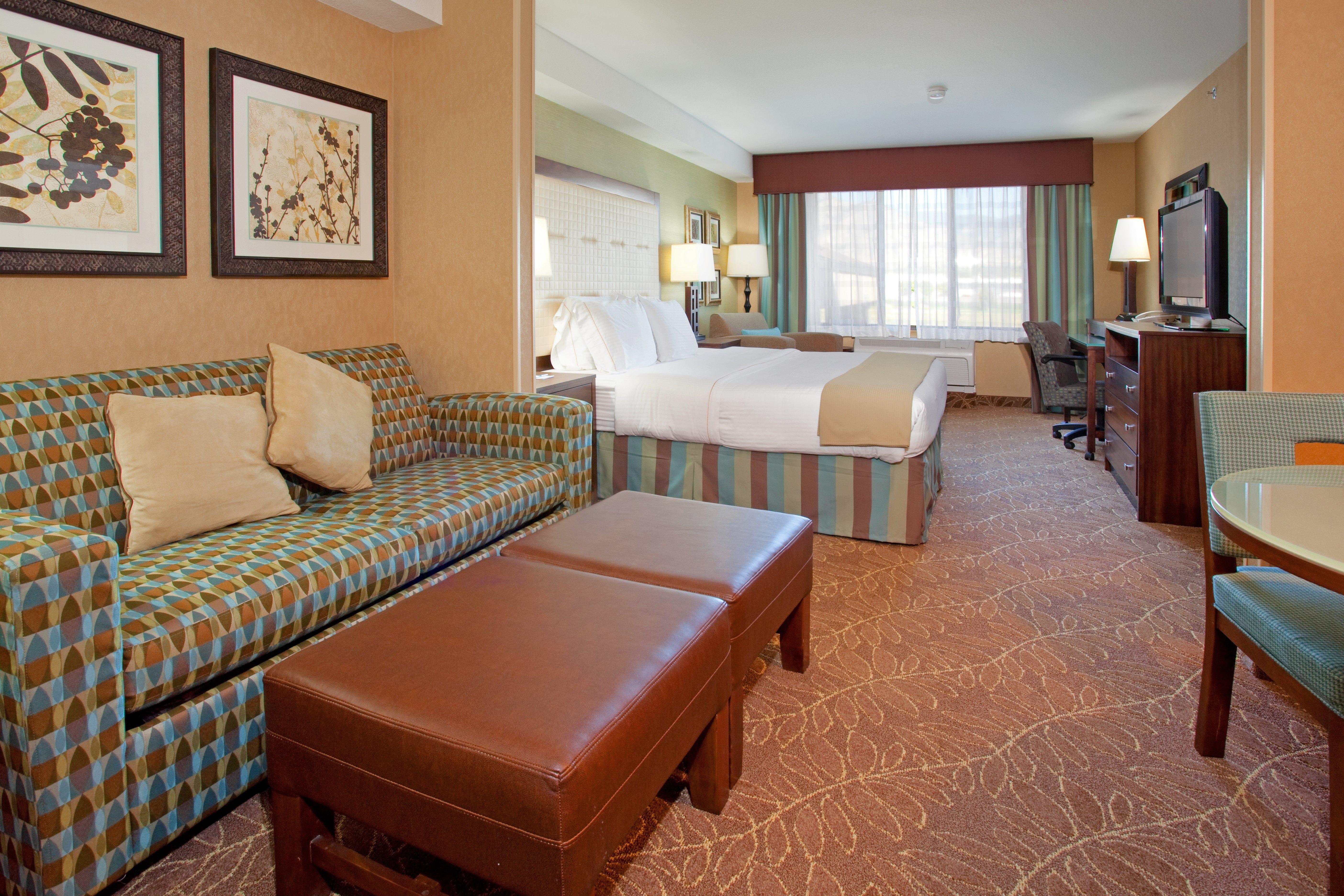 Holiday Inn Express & Suites Logan By Ihg Exterior photo