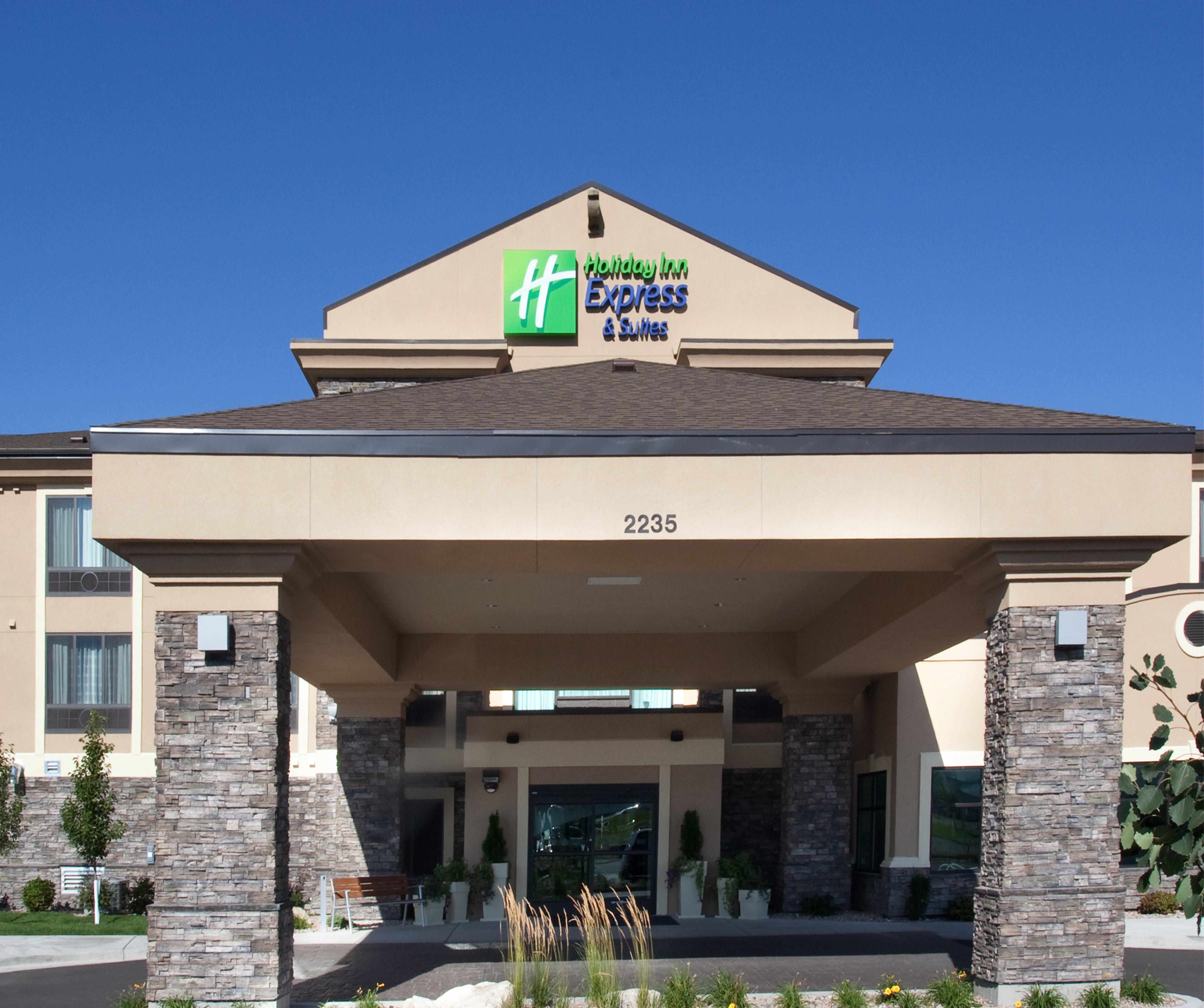 Holiday Inn Express & Suites Logan By Ihg Exterior photo