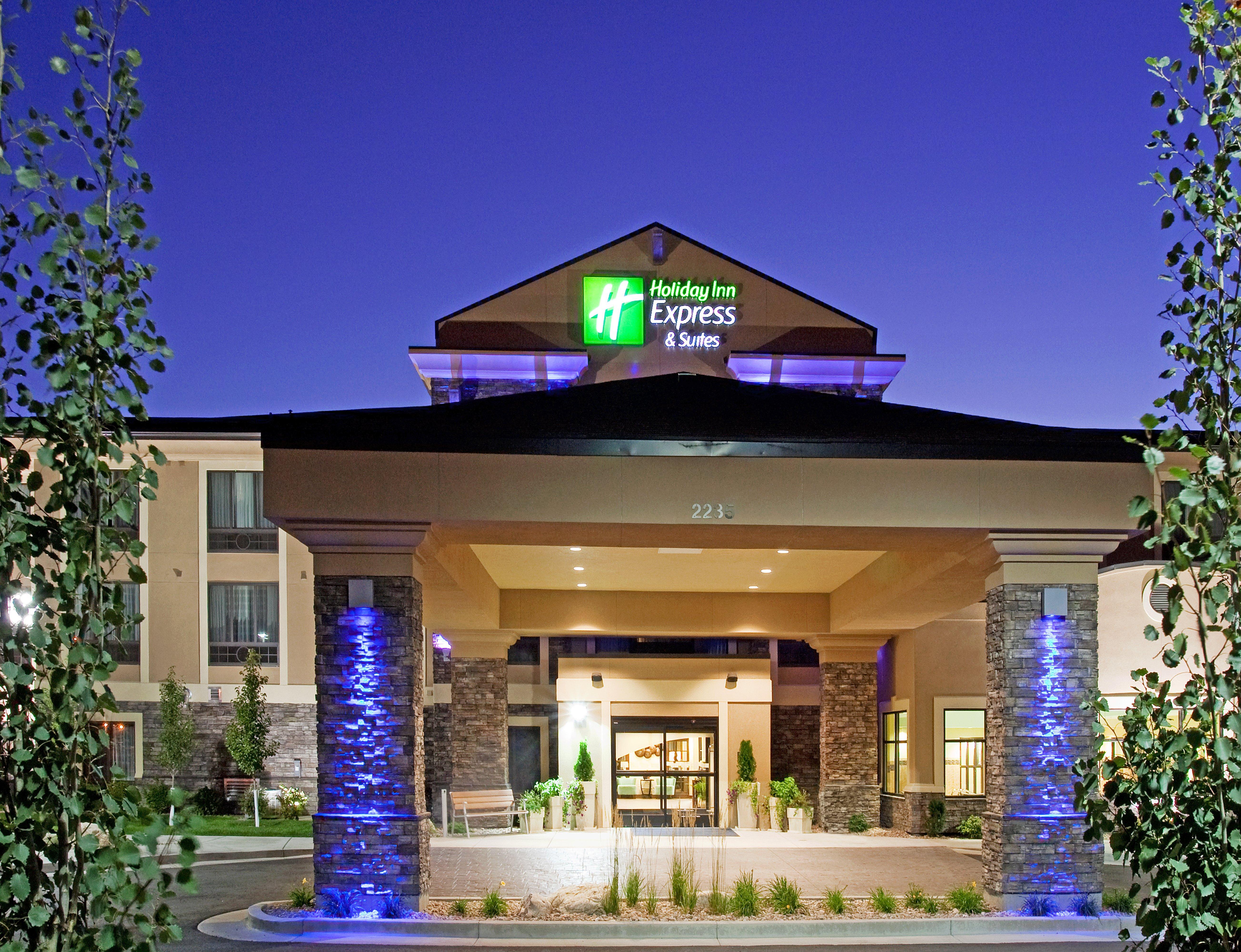 Holiday Inn Express & Suites Logan By Ihg Exterior photo