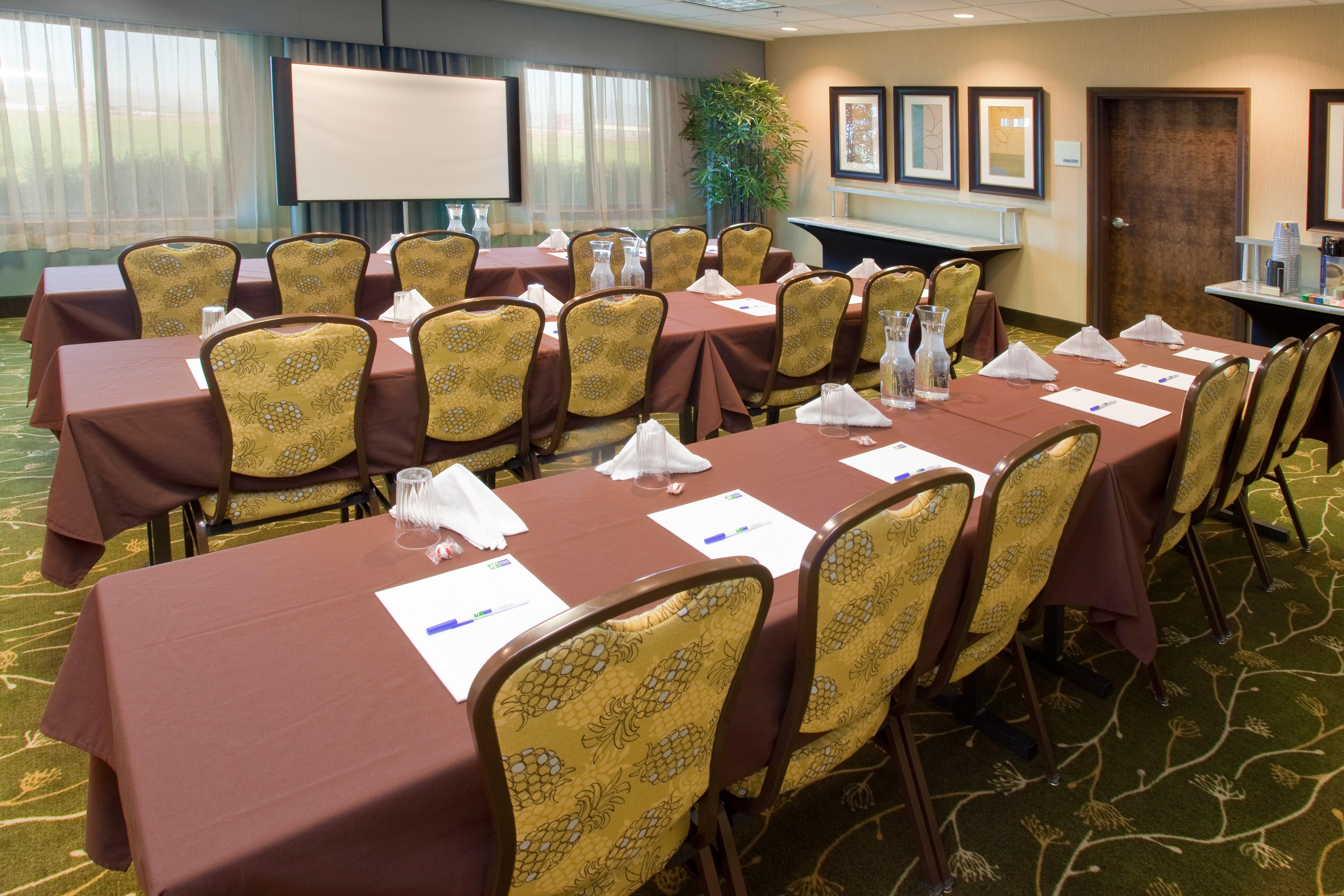 Holiday Inn Express & Suites Logan By Ihg Exterior photo