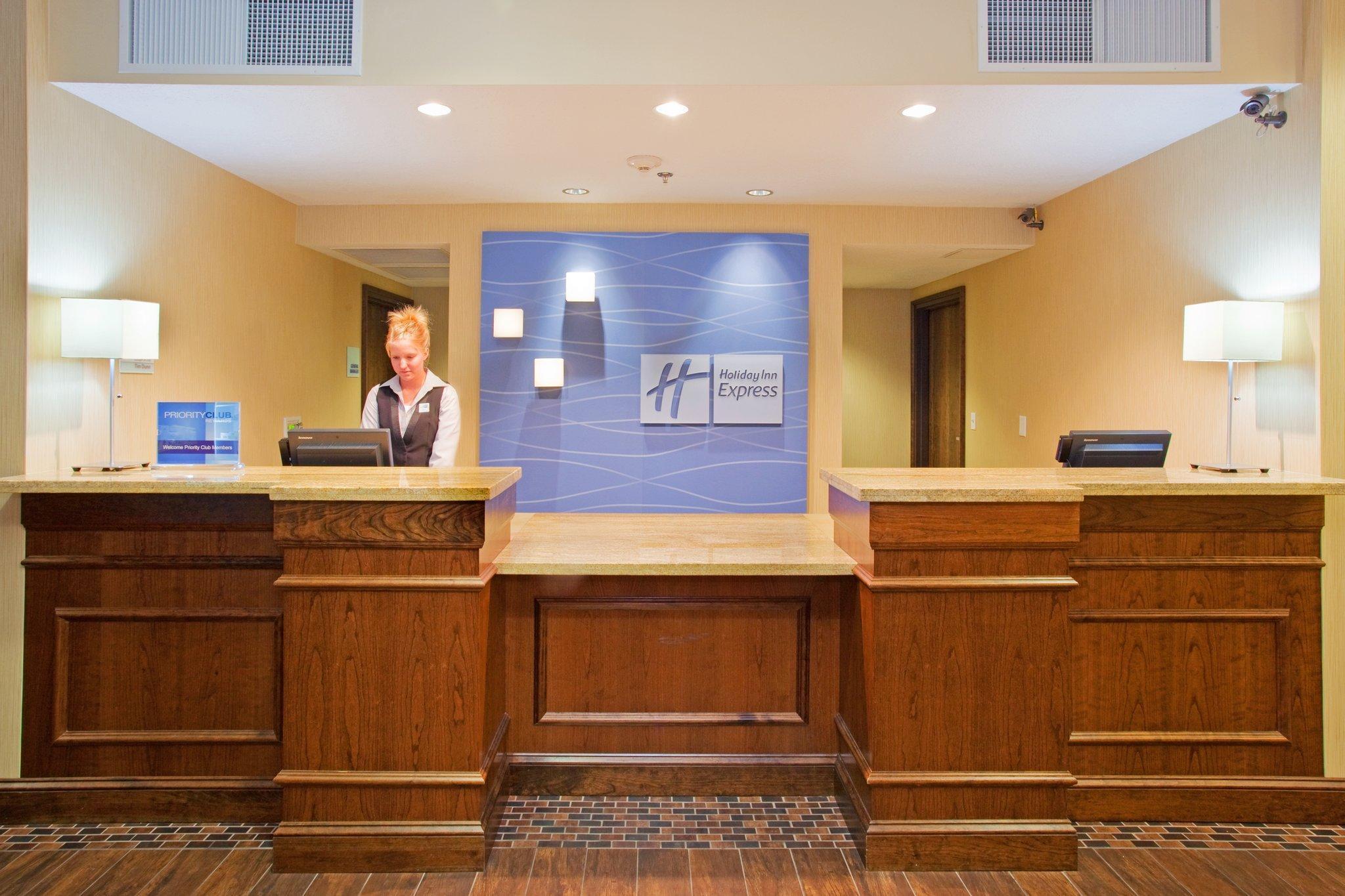 Holiday Inn Express & Suites Logan By Ihg Exterior photo