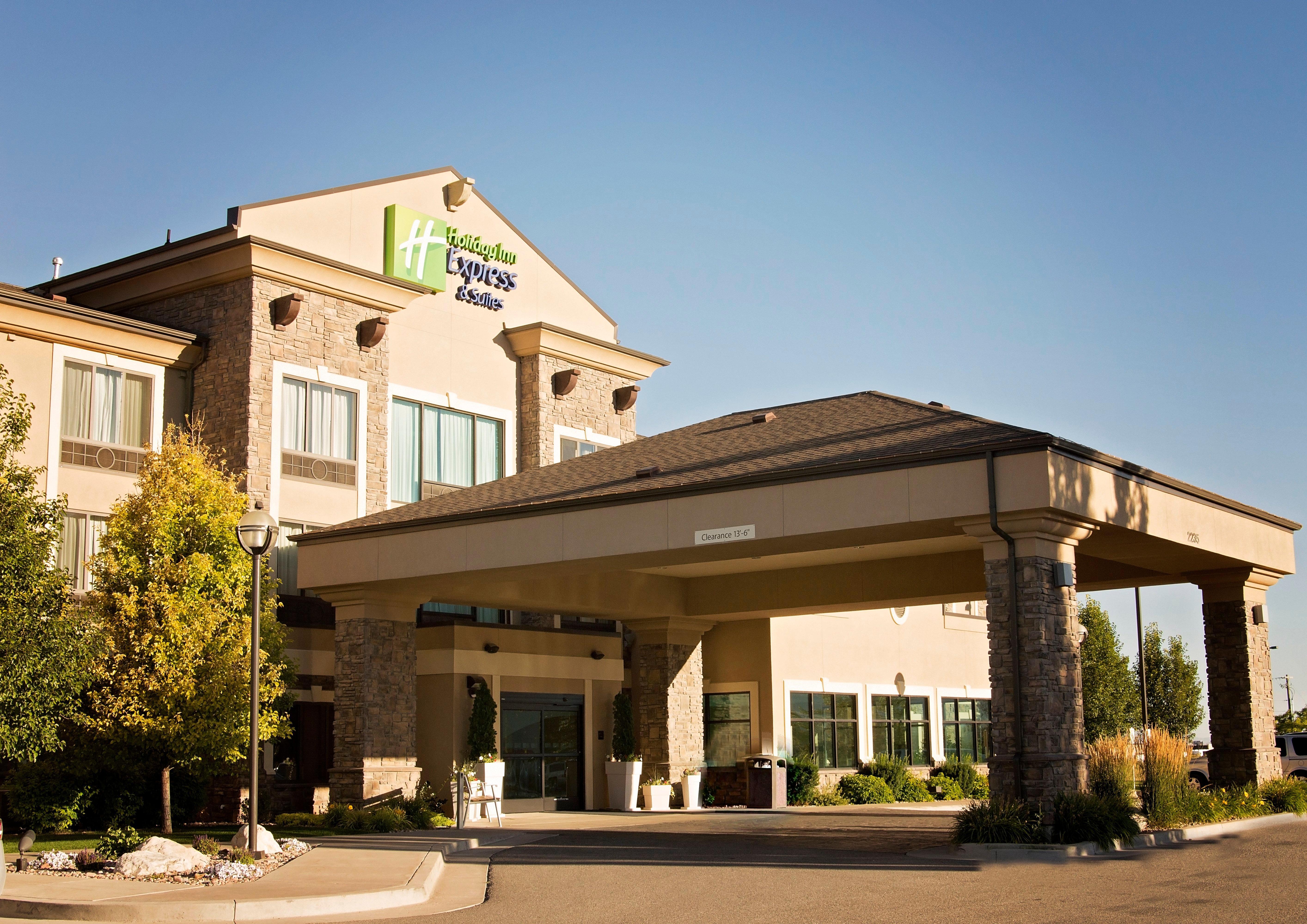 Holiday Inn Express & Suites Logan By Ihg Exterior photo