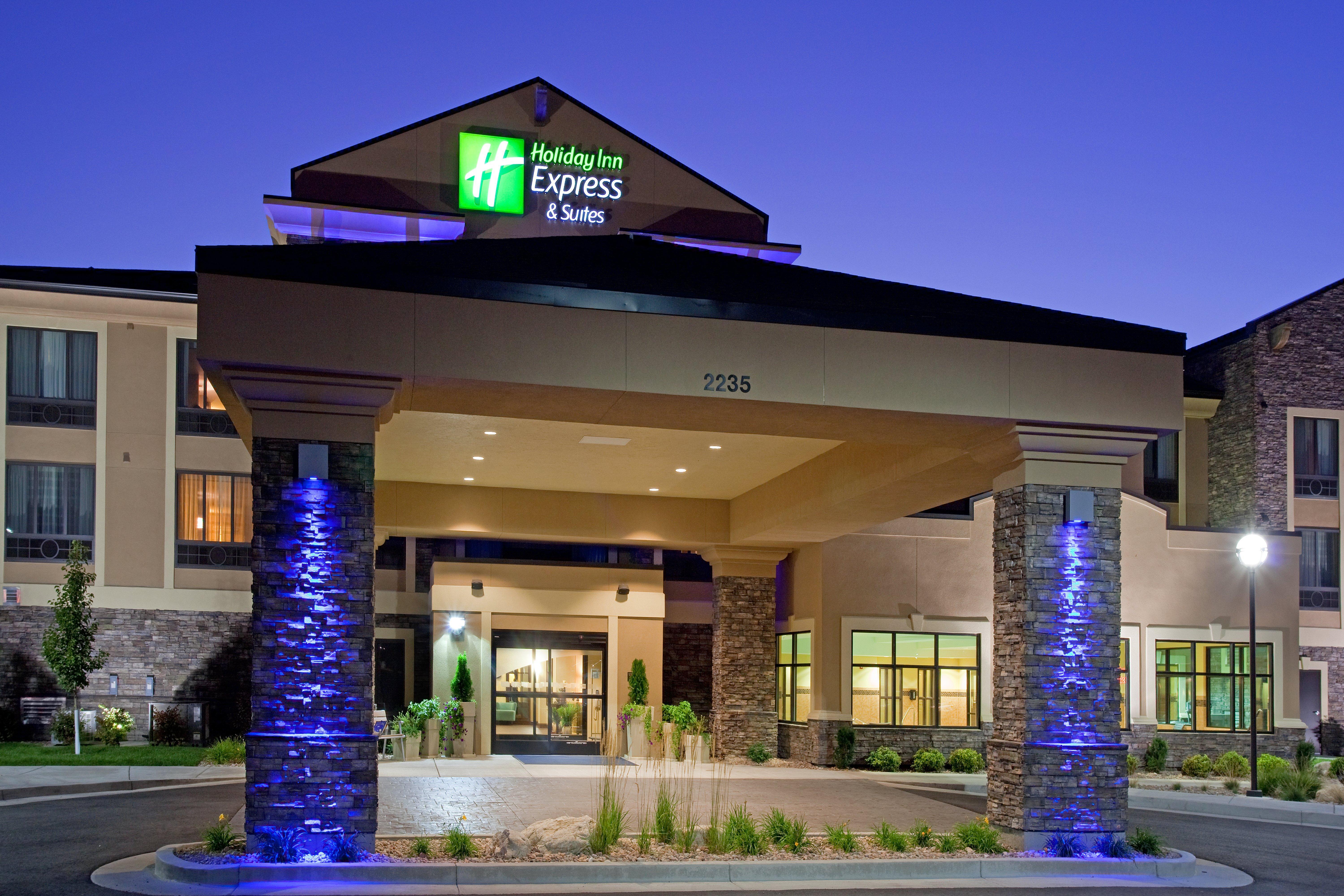 Holiday Inn Express & Suites Logan By Ihg Exterior photo
