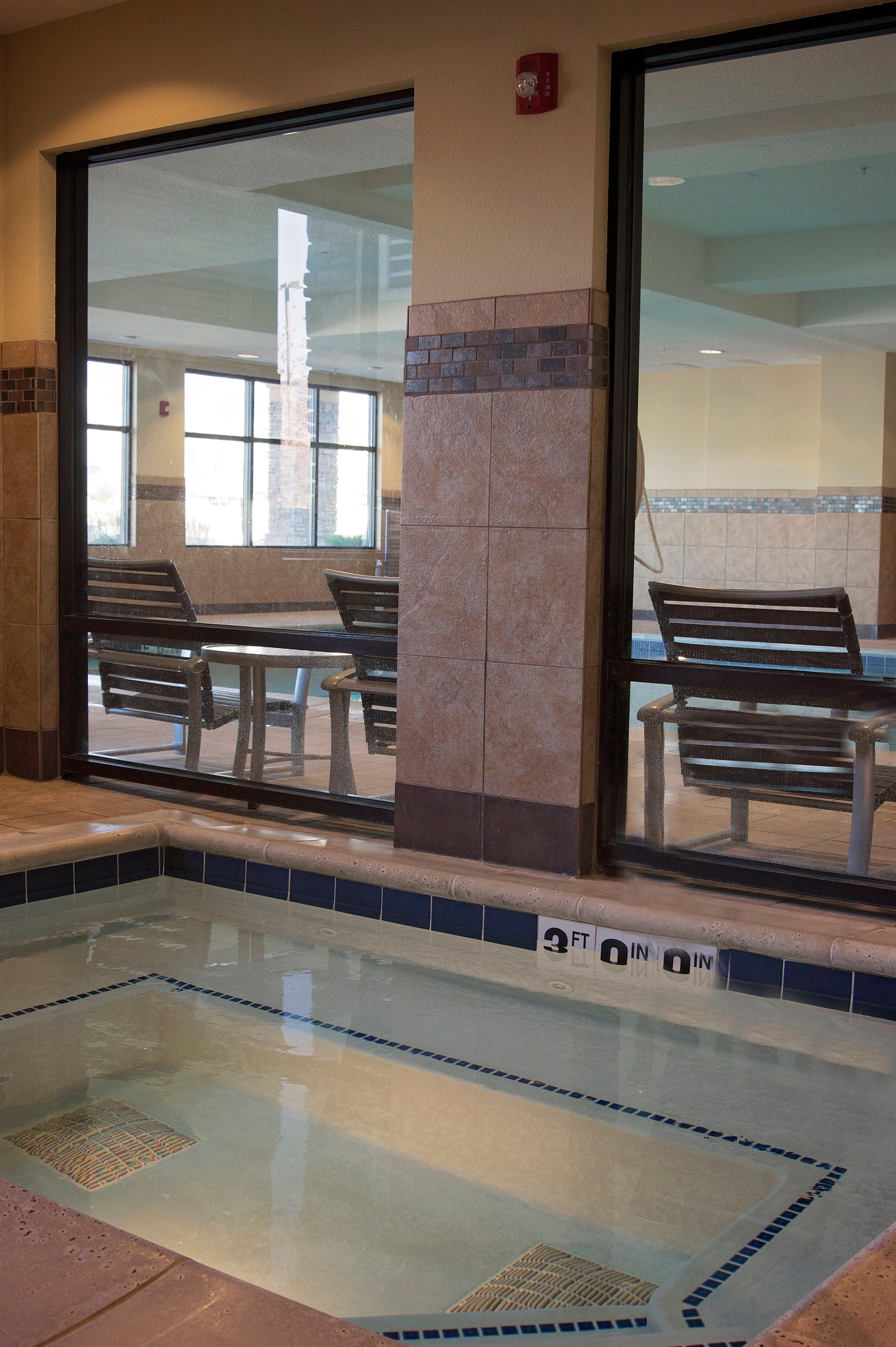 Holiday Inn Express & Suites Logan By Ihg Exterior photo